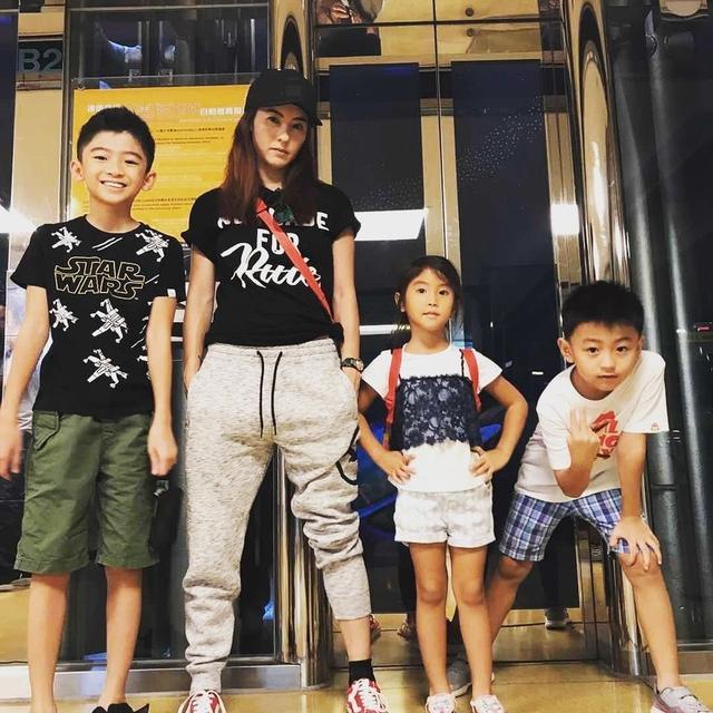 张柏芝亲自上阵教三儿子绘画唱儿歌,张礼承萌趣十足上演葛优瘫
