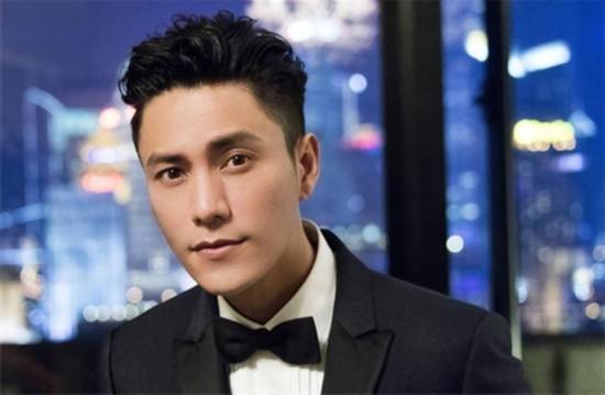 陈坤又双叒叕被人拍到在街头吸烟乱扔烟头,然后和男性友人当街亲吻了