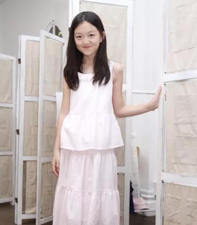 13岁李嫣近照,"兔唇"已完全修复,自信活成最美星二代
