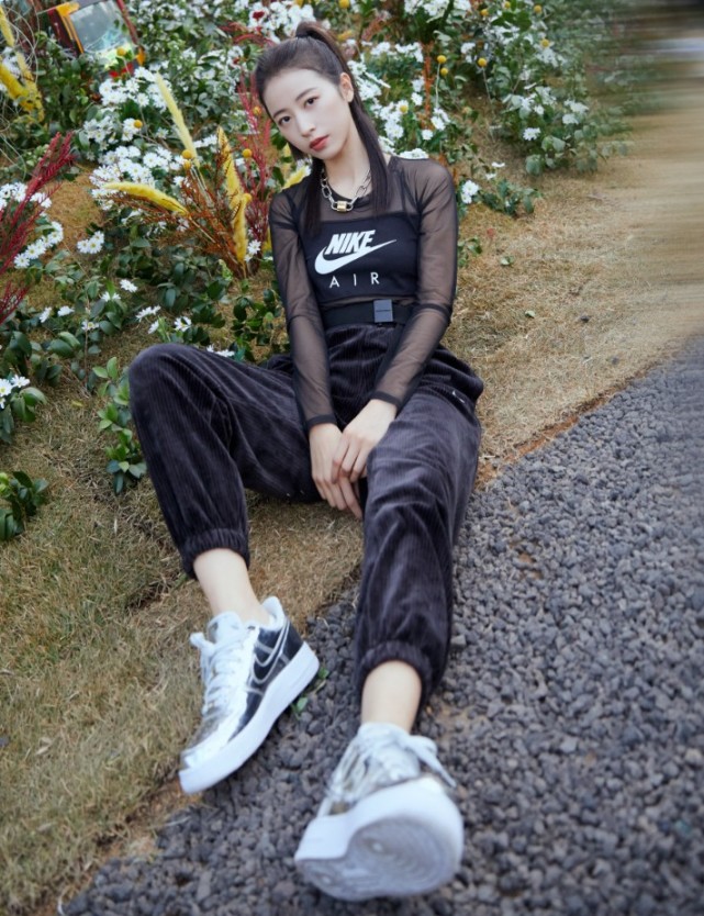 周雨彤是第一个穿aj还要抹"水银"的人,但这效果却潮到没朋友