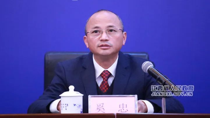 江西电台记者(熊燕 摄 省医药采购服务中心牵头负责人奚忠(熊燕 摄)