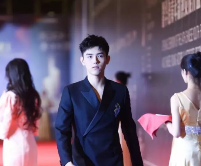 胡歌桂纶镁黄轩…昨晚半个影视圈明星冒雨来武