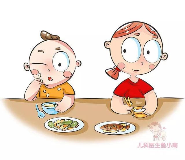 在宝宝吃的时候,不管他把饭粒吃到脸上还是衣服上,爸妈都当做没看见