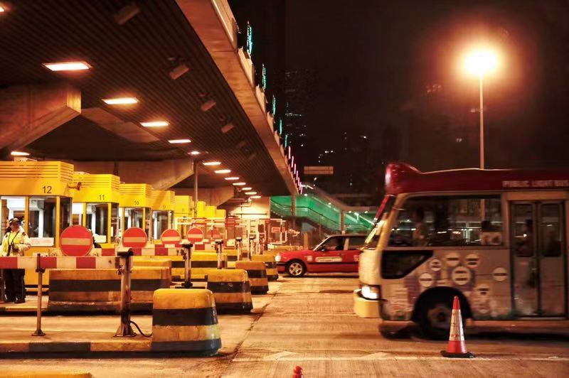 香港红磡隧道今日凌晨恢复通行,此前因暴力破坏停运两