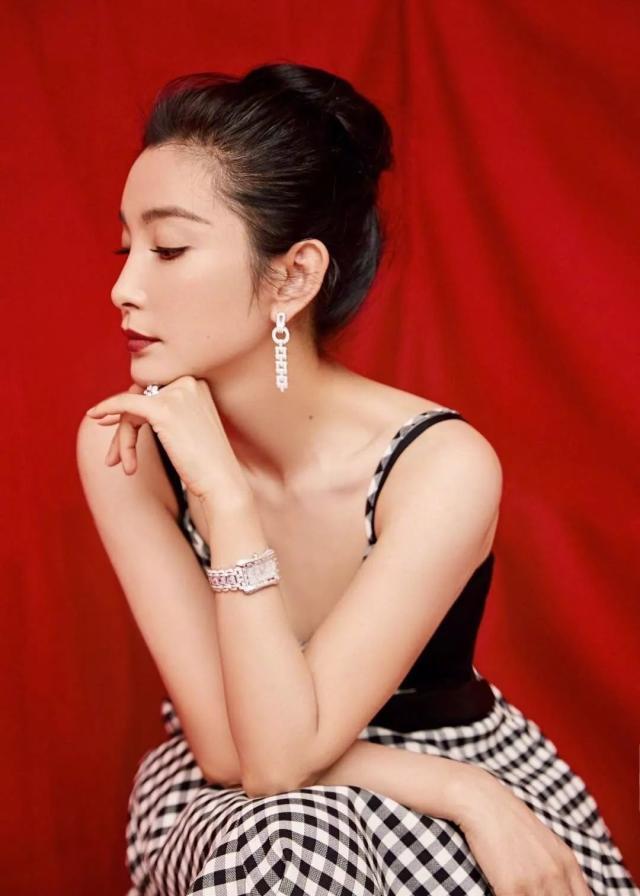 搭配卡地亚agrafe系列珠宝及宝齐莱腕表,散发着从容不迫,知性优雅的