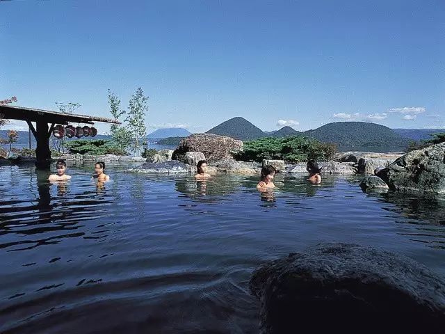 三大景观之一的洞爷湖,因为曾经火山的频繁喷发,形成极佳的温泉区