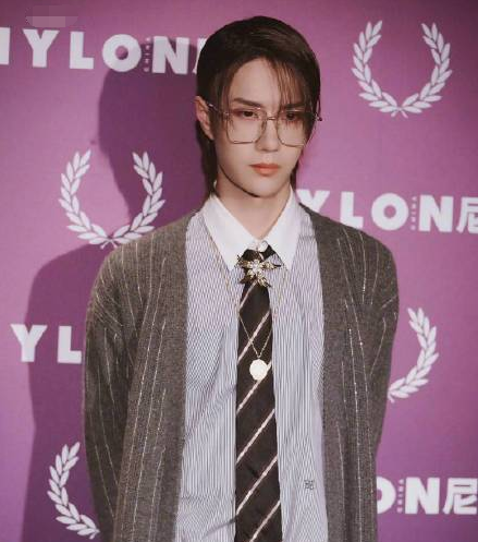 男明星带上金丝眼镜,易烊千玺斯文王一博秒变奶盖,看到谁你爱了?