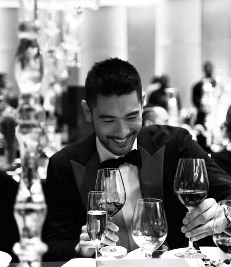 新人喜宴播放高以翔告别短片,众人齐唱晴天思念他