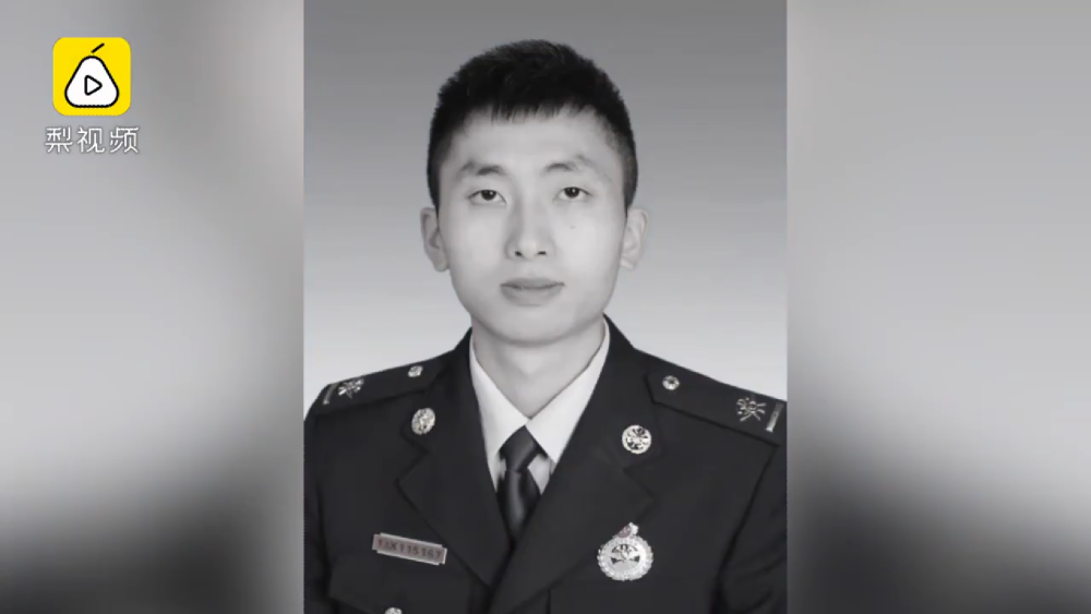 26岁消防员张伟杰遗体告别仪式在福州举行,市民自发送别救火英雄!