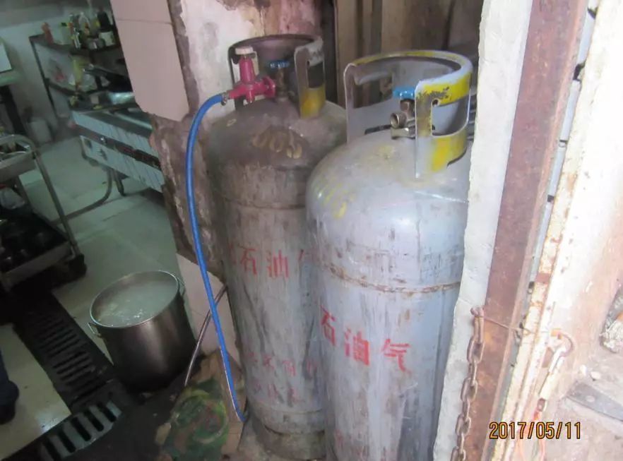 液化气钢瓶组严禁与燃气灶具布置在同一个房间内,穿墙管用钢管,再用