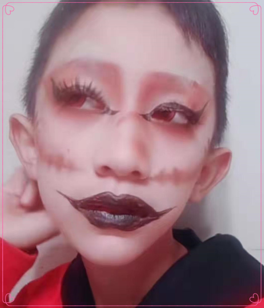 小学生脸上画"小丑妆",开头:该干嘛干嘛去,最后:还怪