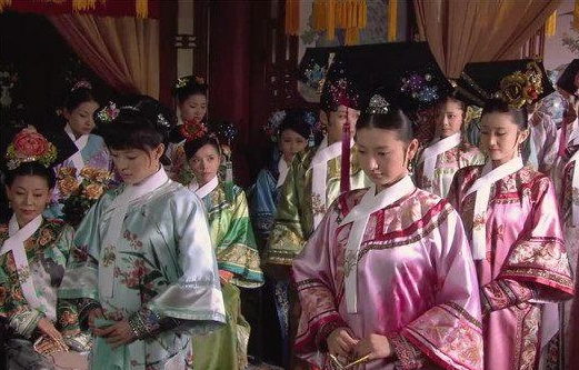 甄嬛传:花穗在宫中只是个奴婢,为何敢给甄嬛下药?