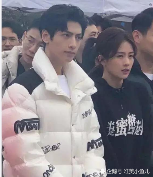 罗云熙生图,穿白羽绒服五官像雕刻一般,旁边的白鹿冻得瑟瑟发抖