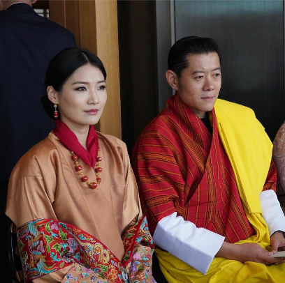 泯然众人,不丹国王夫妇换上现代服装,再无雪域眷侣的神秘感!