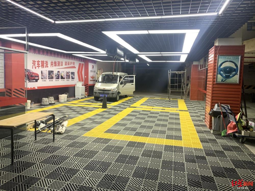 小区地下停车场建洗车场,开业前期可免费洗车,但却引发业主质疑