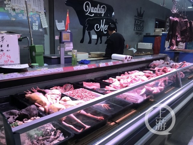 猪肉价格再次下跌 市民开始买肉做香肠、腊肉