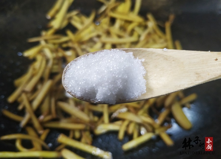 第五步:再把炸好的杏鲍菇倒入锅中,加入适量的调味盐,味精,白糖