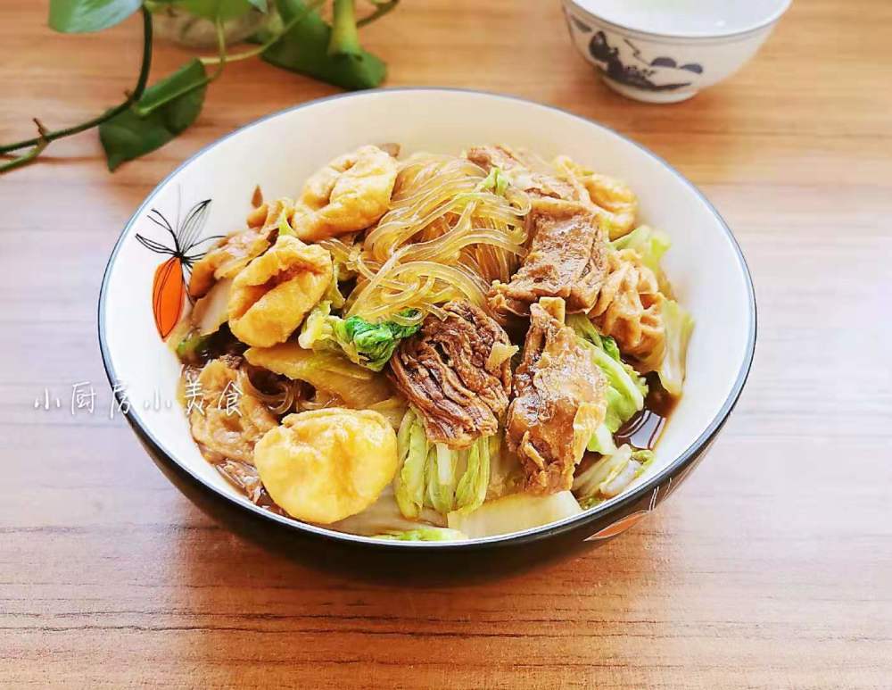 牛肉炖熟后,先放入白菜梗炒软,后放入白菜叶,避免白菜叶炒烂,影响