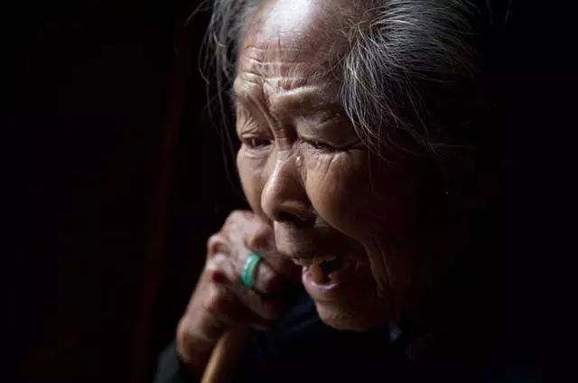 退休老人无奈诉说:当初选择和儿女住在一起,是做的最错误的决定