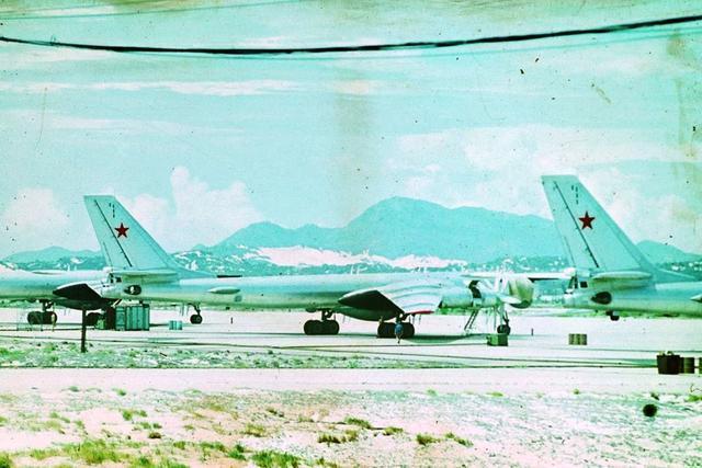 图为1980年代苏联空军在越南金兰湾军事基地.