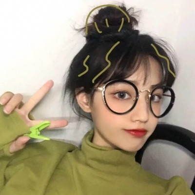 初中女生脸上有