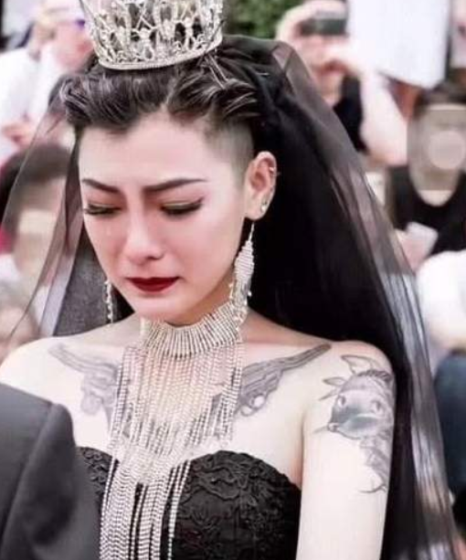 还记得爆红网络的"黑纱新娘"吗?满身纹身短头发,如今变成了这样
