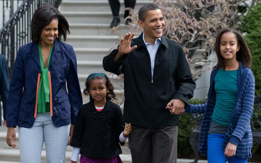 奥巴马一家感恩节晒全家福俩宝贝女儿亭亭玉立身高都超过米歇尔