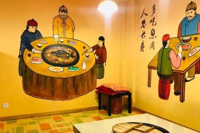 装修的非常大东北,铁锅,火炕,报纸墙,老照片,一件件非常有年代感.