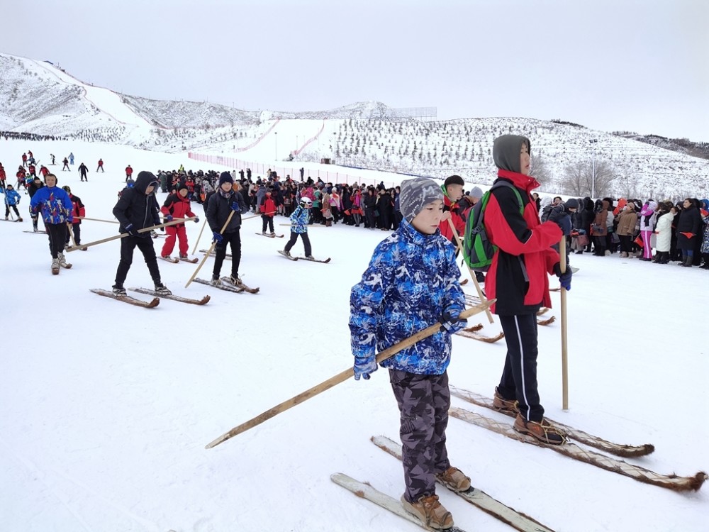 阿勒泰市将军山滑雪场上演"人类滑雪起源地狂欢节"