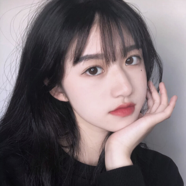 ins治愈系女生头像:真正需要铭记的,是身边陪伴你的人