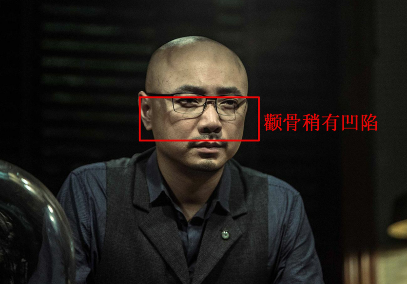 颧骨他的额头圆凸高拱在古书中这叫武库伏羲骨也叫圆状伏羲骨是贵相之