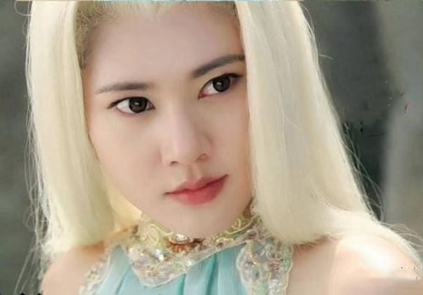 秋瓷炫饰演的石观音是个狠角色,看到她一头白发着实美艳,不过眼神中