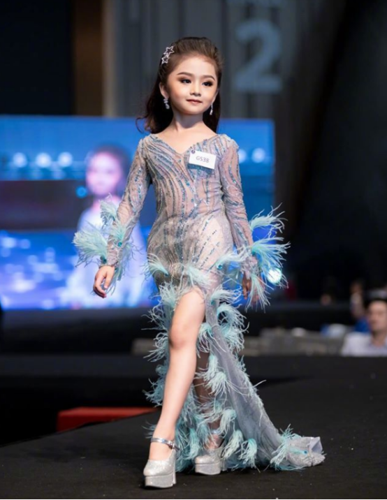 泰国6岁女孩摘儿童选美桂冠!高开叉裙,妆容浓艳,身材比例绝佳却被嘲讽