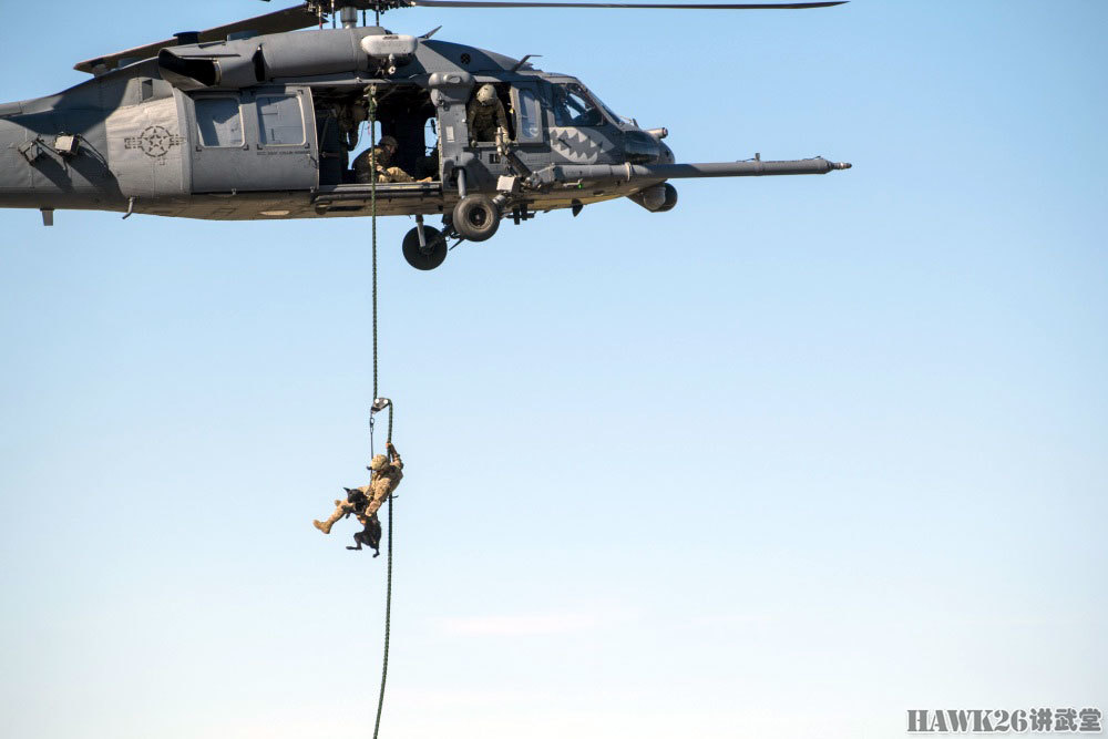 美国军犬直升机索降训练 搭乘"铺路鹰"上天 使用特殊索具下滑