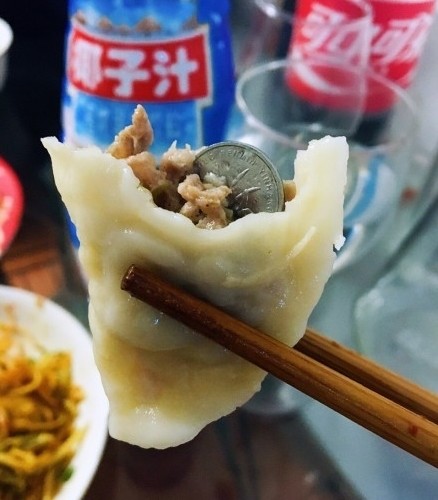 北方人过年要在饺子里包硬币 这个习俗起源于她