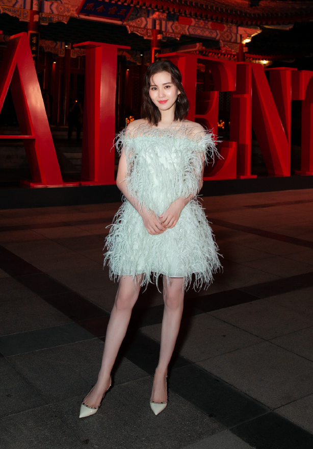 这次的刘诗诗身着valentino2020春夏系列浅薄荷绿羽毛装饰抹胸连身