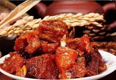 酒糟鱼是一道江西省鄱阳湖一带的地方传统名吃.