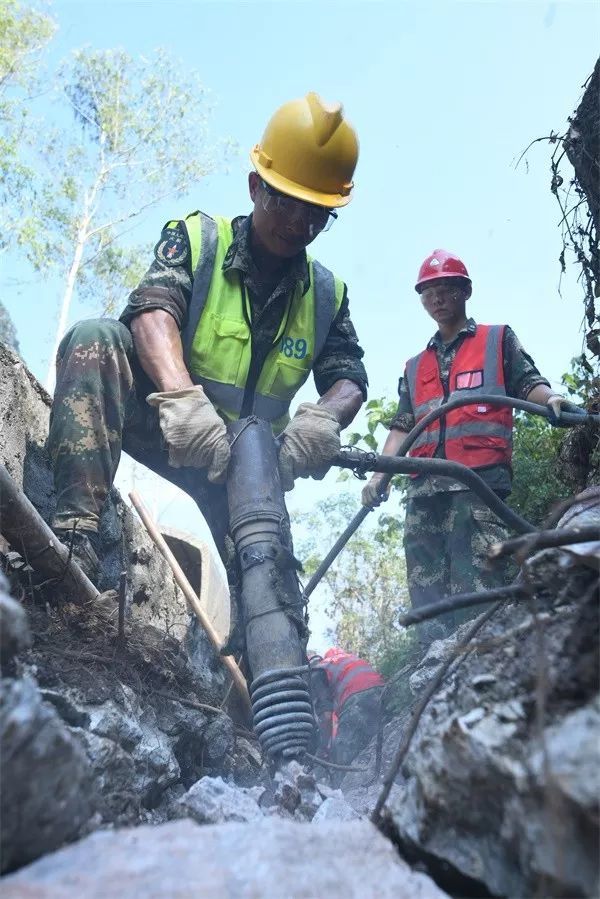 火箭军线路工程兵:为导弹编织信息"天网"