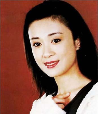 童年女神傅艺伟,被曝出55岁近照,尖下巴单薄身体,令人心疼