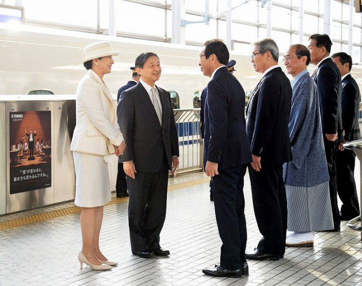 日本德仁天皇乘高铁祭拜历任天皇 安倍到站台送行