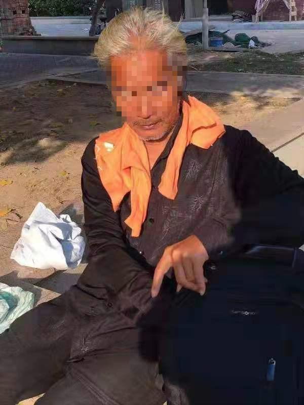 他因衣着整洁,举止斯文,被附近街坊称为"绅士流浪汉".受访者供图