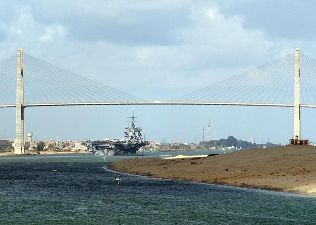 图为通过苏伊士运河的美军航母