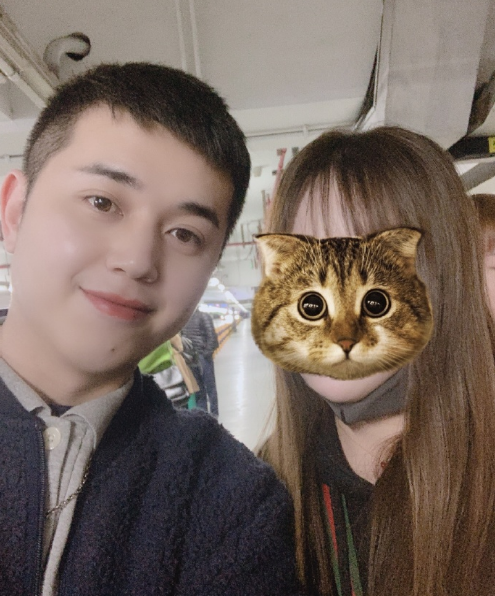 女粉丝有多幸福?被李佳琦主动要求合照,还拉着小助理一起配合