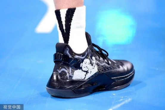 林书豪穿定制鞋悼念挚友高以翔，这件事NBA巨星们也都做过
