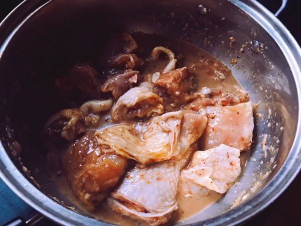 5.将鸡块放入腌鸡料中,拌匀,盖上保鲜膜,放入冰箱冷藏腌制一夜.