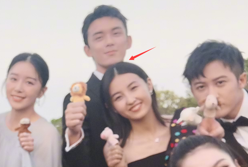 《宠爱》剧组合影曝光,谁注意吴磊对张子枫做了啥?忍