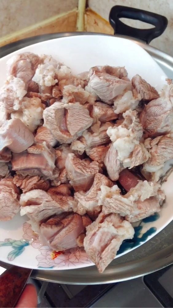 4,锅中下底油,加入桂皮,洋葱,八角,猪肉,干辣椒,葱姜爆香一斤花椒多吗图片
