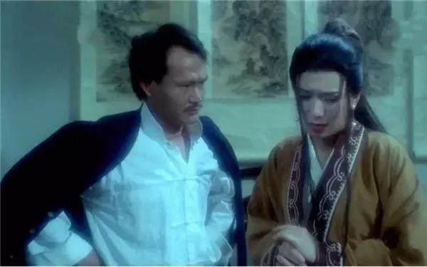 说到惊鸿一瞥,怎么可能忘记《灵幻先生》坛中女鬼呢,侧颜堪称完美