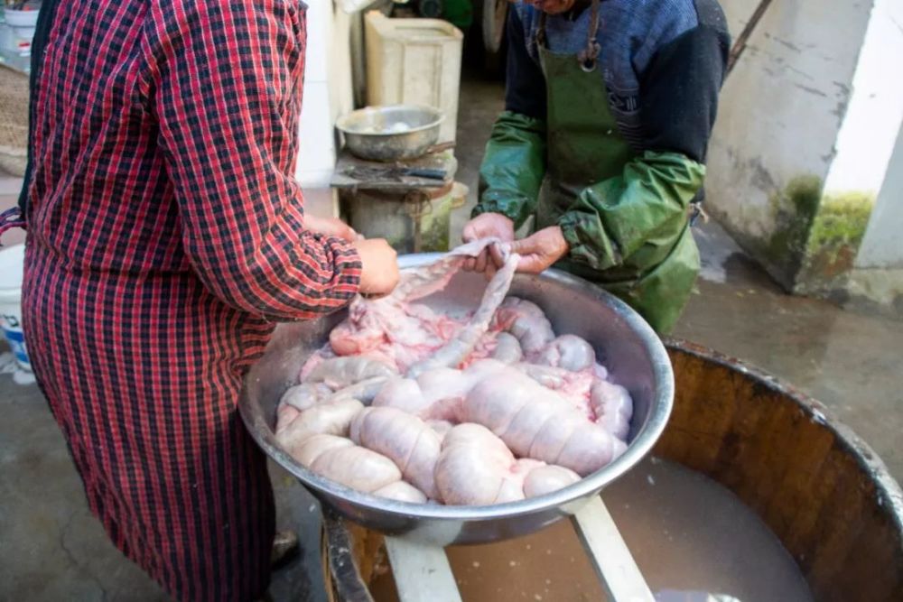 放血 杀猪饭家家不同,但都集中在一个"肉"字上,蒸,煮,炸,烤等技艺