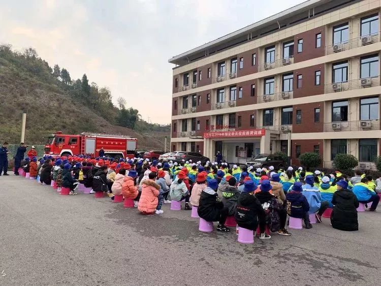 救援大队来到宜昌青少年实践学校,为西陵区营盘路小学,五峰仁和坪中学